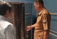 Ketua Satgas MBG Bandung Barat, Fauzan Azima melakukan sidak ke SPPG Padalarang Cipeundeuy (foto: Abdul Kholilulloh)