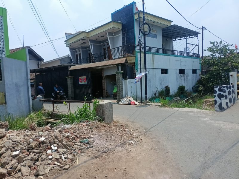 Satpol PP KBB bakal bongkar 17 Bangli termasuk teras rumah mewah di Kampung Sukamaju RW06, Desa Padalarang, Kecamatan Padalarang di tahap kedua (foto: Abdul Kholilulloh)