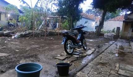 Hujan Perdana Turun di Padalarang KBB, Warga Langsung Tampung Air Pakai Ember