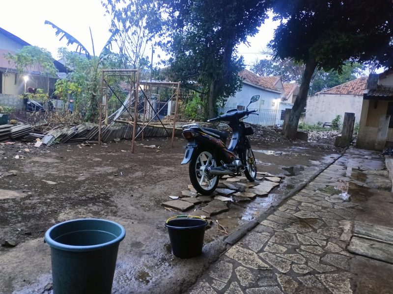 Warga Sukamulya Desa Padalarang memanfaatkan hujan untuk menampung air menggunakan ember (foto: Abdul Kholilulloh)