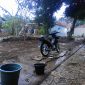 Warga Sukamulya Desa Padalarang memanfaatkan hujan untuk menampung air menggunakan ember (foto: Abdul Kholilulloh)