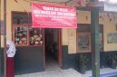 Ahli waris memasang spanduk pemberitahuan didepan ruang kelas siswa SDN 02 Kertamulya (foto: Abdul Kholilulloh)