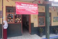 Ahli waris memasang spanduk pemberitahuan didepan ruang kelas siswa SDN 02 Kertamulya (foto: Abdul Kholilulloh)