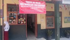 Ahli waris memasang spanduk pemberitahuan didepan ruang kelas siswa SDN 02 Kertamulya (foto: Abdul Kholilulloh)
