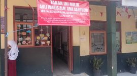 Ahli waris memasang spanduk pemberitahuan didepan ruang kelas siswa SDN 02 Kertamulya (foto: Abdul Kholilulloh)