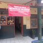 Ahli waris memasang spanduk pemberitahuan didepan ruang kelas siswa SDN 02 Kertamulya (foto: Abdul Kholilulloh)