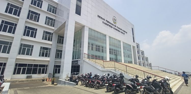 Delapan Fraksi DPRD KBB Desak Bupati Jeje Evaluasi Sekda Ade Zakir