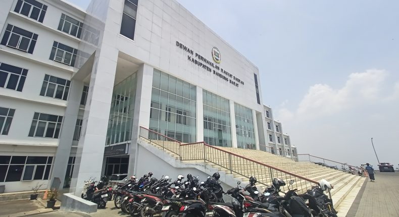 Bak Istana Presiden, Jurnalis Masuk Gedung Mewah DPRD KBB Malah Diusir, Alasannya Bikin Geleng Kepala