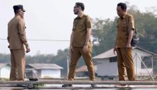 Bupati Bandung Barat Jeje Ritchie Ismail bersama jajaran terkait turun langsung meninjau kondisi akses yang selama ini digunakan para siswa SDN Budiharja, Kecamatan Cililin (foto: istimewa)