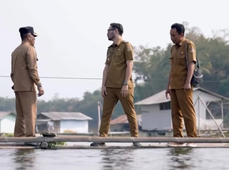 Bupati Bandung Barat Jeje Ritchie Ismail bersama jajaran terkait turun langsung meninjau kondisi akses yang selama ini digunakan para siswa SDN Budiharja, Kecamatan Cililin (foto: istimewa)