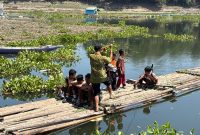 Potret siswa SDN Budiharja, Kecamatan Cililin, Kabupaten Bandung Barat naik rakit menuju sekolah (foto: Abdul Kholilulloh)