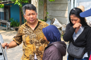 Kepala Desa Cipeundeuy, Asep Suhendar bersama perangkat desa dan relawan mengantar pasien ke RS terdekat sebelum keberangkatan menuju Pangandaran (foto: dok. Pemdes Cipeundeuy)