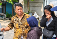Kepala Desa Cipeundeuy, Asep Suhendar bersama perangkat desa dan relawan mengantar pasien ke RS terdekat sebelum keberangkatan menuju Pangandaran (foto: dok. Pemdes Cipeundeuy)