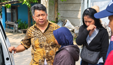 Kepala Desa Cipeundeuy, Asep Suhendar bersama perangkat desa dan relawan mengantar pasien ke RS terdekat sebelum keberangkatan menuju Pangandaran (foto: dok. Pemdes Cipeundeuy)