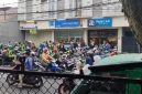 Puluhan pengemudi ojol mendatangi kantor BFI Finance di Jalan Citeureup, Kecamatan Cimahi Utara, Kota Cimahi, pada Jumat (18/9/2026). Foto: tangkapan layar @infobdgcimahi 