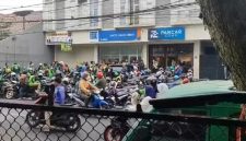 Puluhan pengemudi ojol mendatangi kantor BFI Finance di Jalan Citeureup, Kecamatan Cimahi Utara, Kota Cimahi, pada Jumat (18/9/2026). Foto: tangkapan layar @infobdgcimahi 
