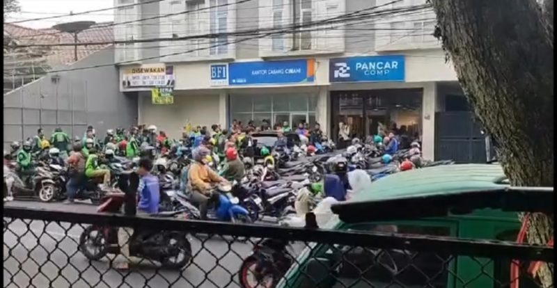 Puluhan pengemudi ojol mendatangi kantor BFI Finance di Jalan Citeureup, Kecamatan Cimahi Utara, Kota Cimahi, pada Jumat (18/9/2026). Foto: tangkapan layar @infobdgcimahi 
