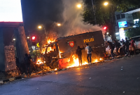 Aksi Demo Bandung Berujung Ricuh, Truk Polisi Jadi Sasaran Lemparan Massa