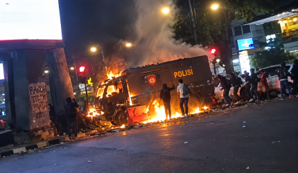 Aksi Demo Bandung Berujung Ricuh, Truk Polisi Jadi Sasaran Lemparan Massa