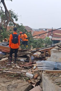 520 Rumah Rusak Diterjang Puting Beliung di KBB, Gedung KDMP Turut Terdampak