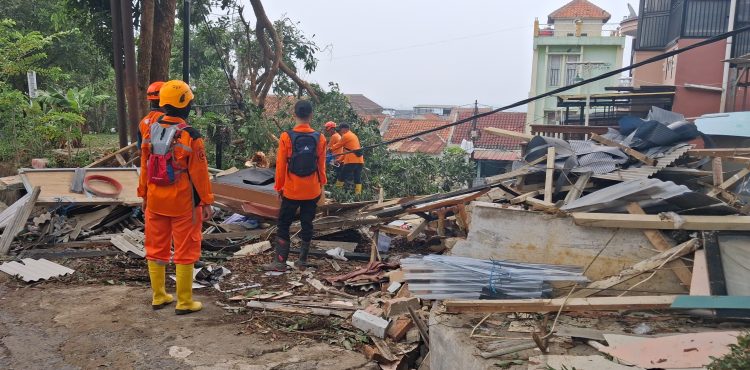 520 Rumah Rusak Diterjang Puting Beliung di KBB, Gedung KDMP Turut Terdampak