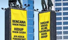 Greenpeace Kibarkan Baliho di Bundaran HI, Soroti Krisis Iklim hingga Kinerja Pemerintah