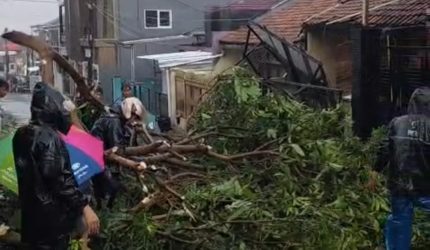 Kronologi Puting Beliung Terjang Bandung Barat, Rumah Warga Padalarang Rusak hingga Pohon Tumbang