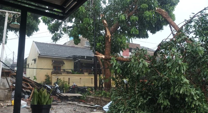 Kronologi Puting Beliung Terjang Bandung Barat, Rumah Warga Padalarang Rusak hingga Pohon Tumbang