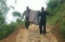 Viral ! Lewat Jalan Rusak, Pasien Kangker Otak di Cililin Bandung Barat Ditandu 