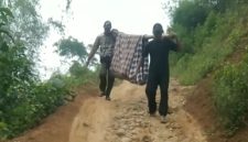 Viral ! Lewat Jalan Rusak, Pasien Kangker Otak di Cililin Bandung Barat Ditandu Viral ! Lewat Jalan Rusak, Pasien Kangker Otak di Cililin Bandung Barat Ditandu