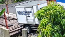 Apes! Mobil Box Pengangkut MBG Terperosok di Jembatan Gantung Bandung Barat