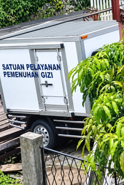 Apes! Mobil Box Pengangkut MBG Terperosok di Jembatan Gantung Bandung Barat