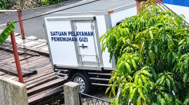 Apes! Mobil Box Pengangkut MBG Terperosok di Jembatan Gantung Bandung Barat