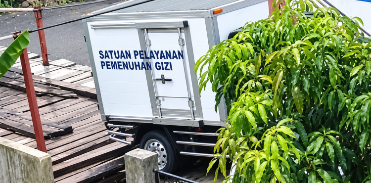 Apes! Mobil Box Pengangkut MBG Terperosok di Jembatan Gantung Bandung Barat