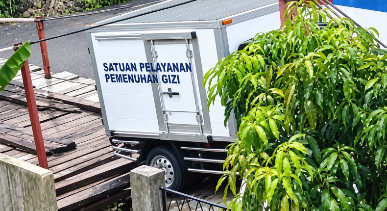 Apes! Mobil Box Pengangkut MBG Terperosok di Jembatan Gantung Bandung Barat